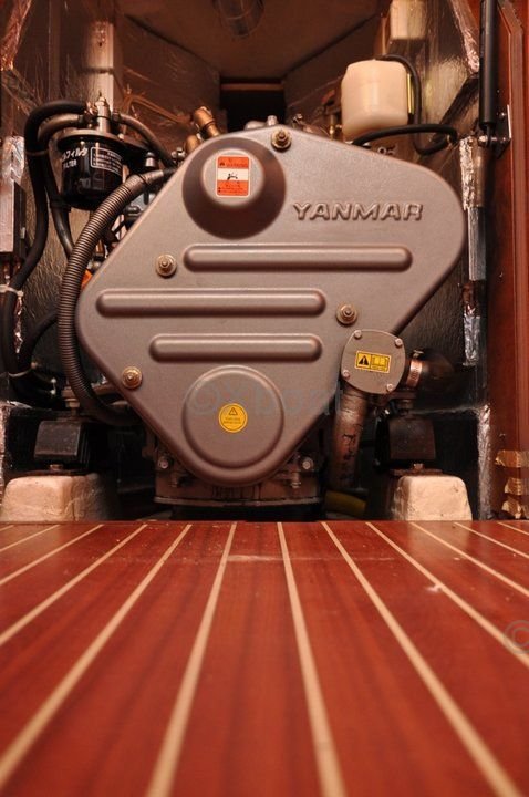 Moteur Yanmar (autre exemplaire), vu par la trappe de visite — exemple générique