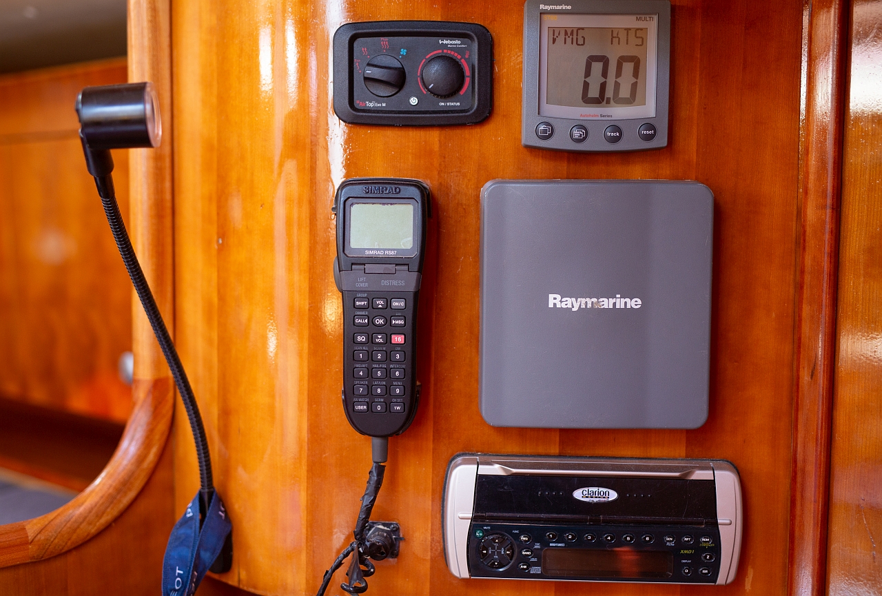 Poste de navigation : instruments Raymarine, VHF, autopilote