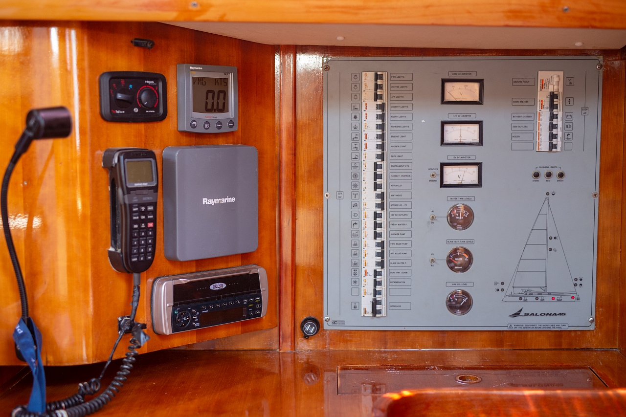 Tableau électrique avec schéma des feux de navigation et libellés des circuits — à comparer au tableau réel du bord
