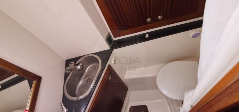 Salle d'eau attenante — lavabo, WC marin — Salona 45 2008, version 4 cabines